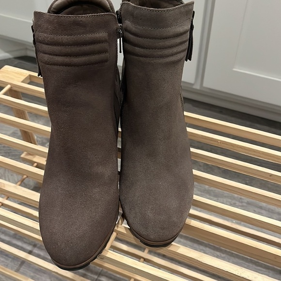 Taupe Ankle Boots Wedge Heel Suede Round Toe Sz 8 - Picture 3 of 7